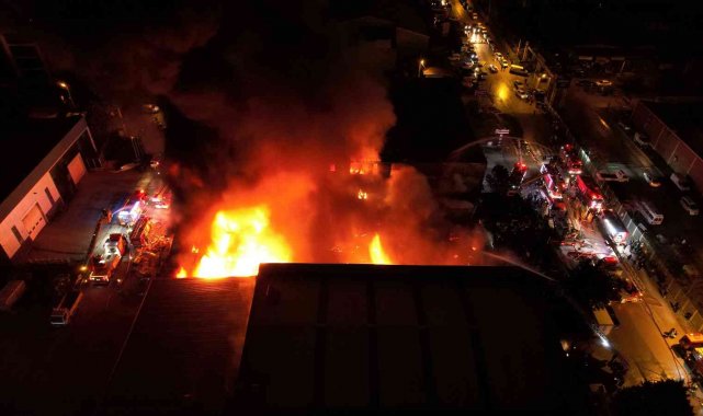 Kocaeli'de bir iş yerinde çıkan ve 6 iş yerine sıçrayan yangın havadan görüntülendi