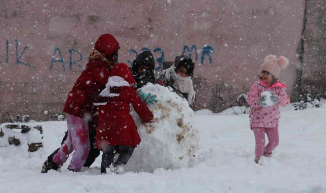 Kocaeli&#039;de karın tadını her zamanki gibi çocuklar çıkardı