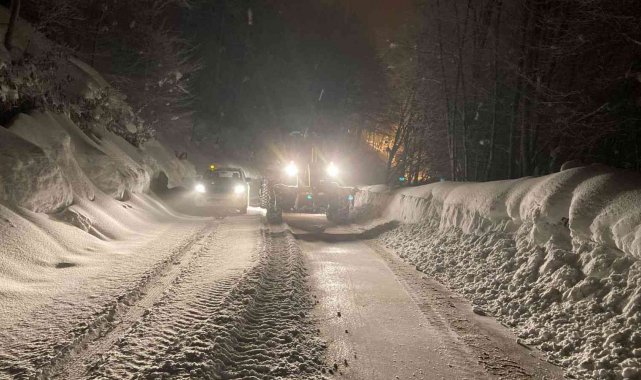 Kocaeli'de karla mücadele çalışmaları sürüyor