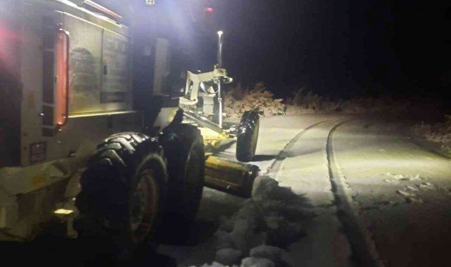 Koçarlı Belediyesi kardan kapanan yollara anında müdahale etti
