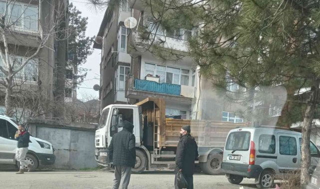 Komşuları ihbar etti, bir kamyon çöp boşaltıldı