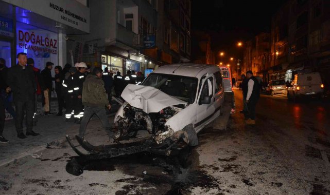 Kontrolden çıkan araç caddeyi birbirine kattı: 1 yaralı
