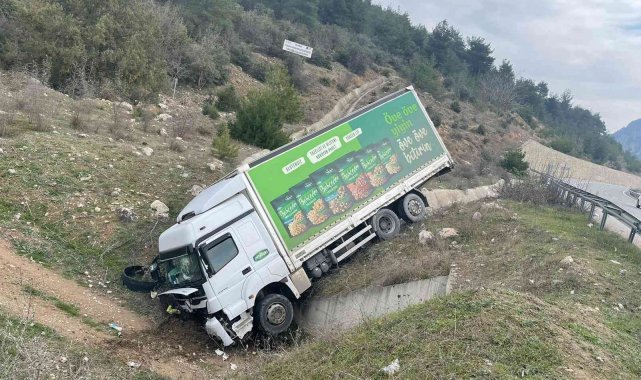 Kontrolden çıkan kamyon devrildi
