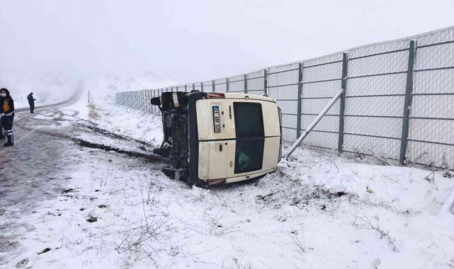 Kontrolden çıkan minibüs devrildi: 14 yaralı
