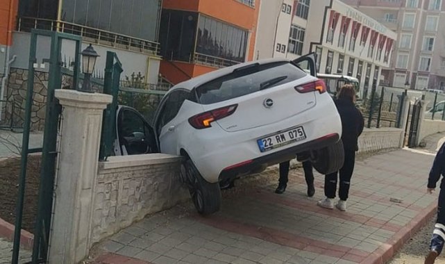 Kontrolden çıkan otomobil bahçe duvarına çarptı
