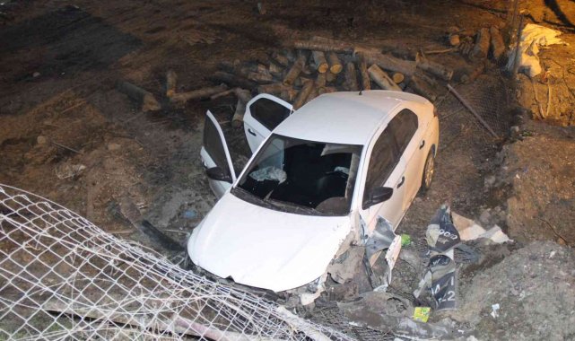 Kontrolden çıkan otomobil kütük dolu alana uçtu: 1 yaralı