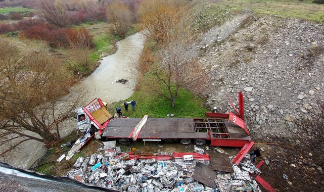 Kontrolden çıkan tır Gediz Nehri&#039;ne uçtu: 1 yaralı