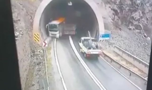 Kontrolden çıkan tır tünel girişinde yolcu otobüsüne böyle çarptı