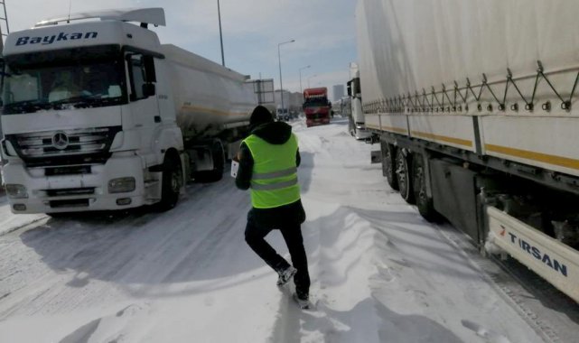 Konya Büyükşehir'den yolda bekleyen sürücülere kumanya