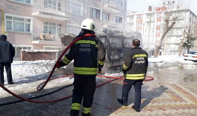 Konya'da park halindeki okul servisi alev alev yandı