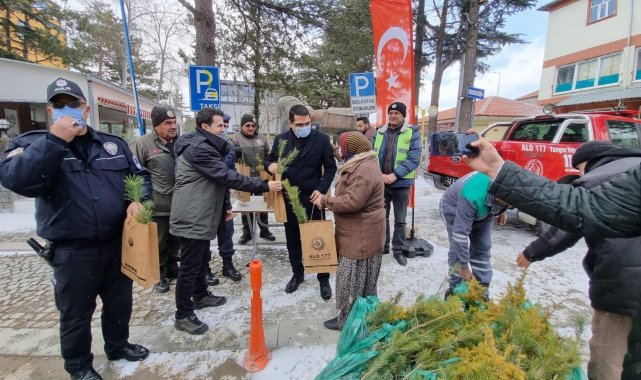 Konya&#039;nın 4 ilçesinde vatandaşlara 20 bin adet ücretsiz fidan dağıtıldı