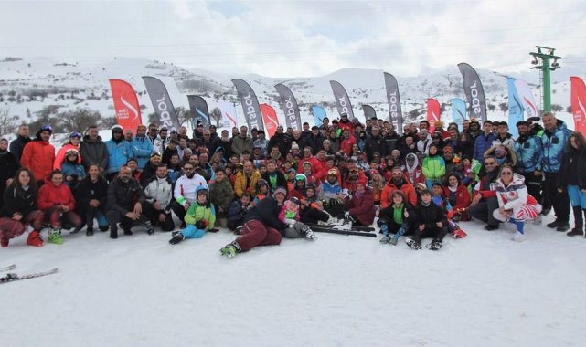 Kop Kayak Merkezi'nde düzenlenen kayak yarışları nefes kesti