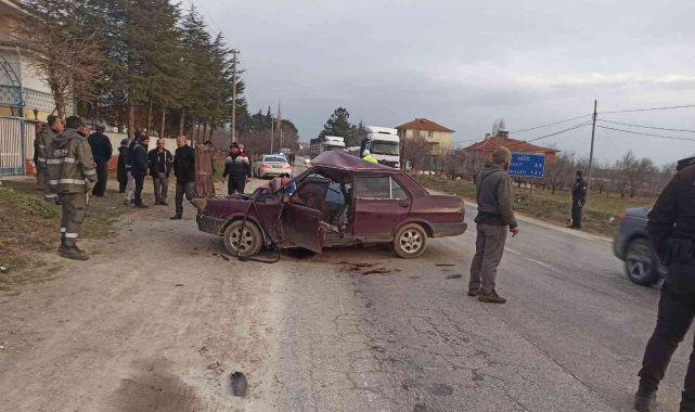 Köpeğe çarpmamak için manevra yapan otomobil kaza yaptı