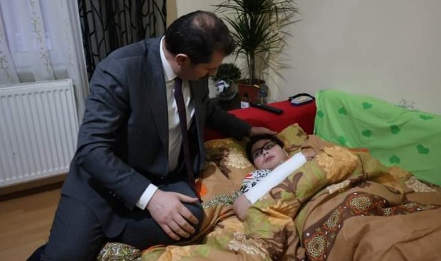 Köpekten kaçarken otomobil çarpmıştı, Vali ziyaret etti