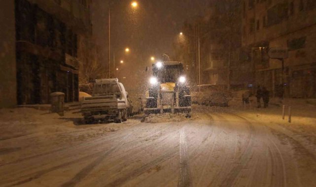 Körfez'de ekipler kar mesaisinde