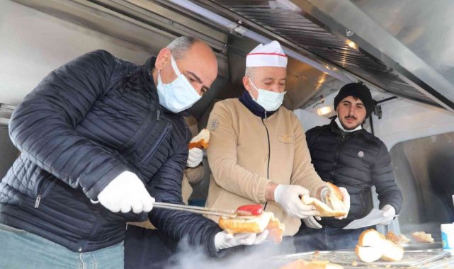 Körfez&#039;de kar keyfi yapanlara sucuk ekmek ikram edildi