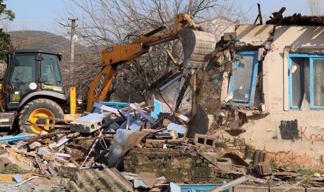 Körfez'de metruk binalar yıkılıyor