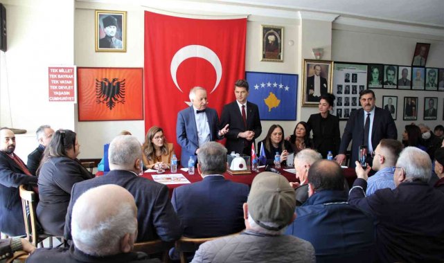 Kosova Sağlık Bakanı Latifi, İzmir'deki Kosovalılarla buluştu