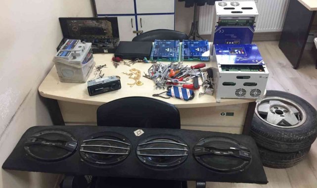 Kovalamaca sonucu durdurulan otomobilde çalıntı malzemeler ele geçirildi