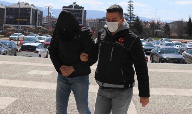 Kovalamacada yakalanan otomobilden çeşit çeşit uyuşturucu çıktı: 2 gözaltı