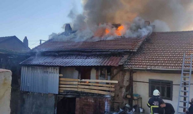 Köy evinde yangın çıktı