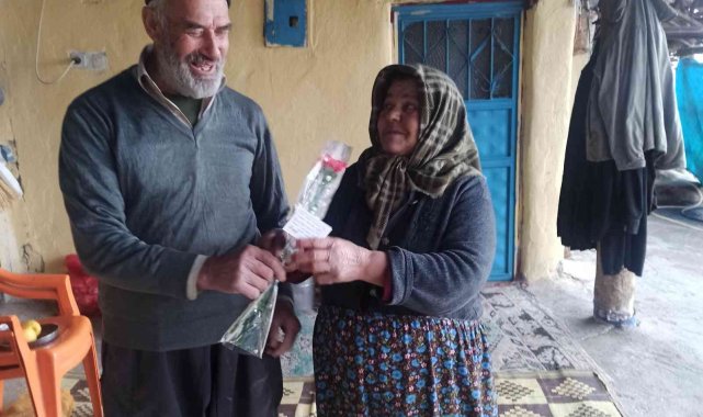 Köylü kadınların karanfille gelen mutluluğu