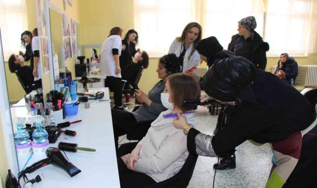 Kuaförlerden sağlık çalışanı kadınlara jest