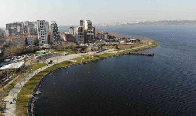 Küçükçekmece Gölü'nde sular çekildi