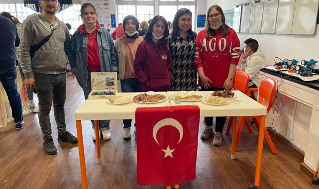 Kulalı öğrenci ve öğretmenler Portekiz'de