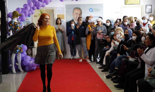 Kursiyerler, kendi diktikleri kıyafetlerin defilesini yaptı