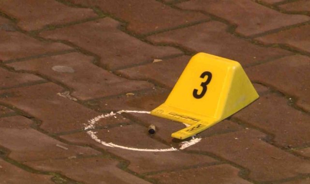 Kurşun yağmuruna tutuldu, aracıyla hastaneye gitti