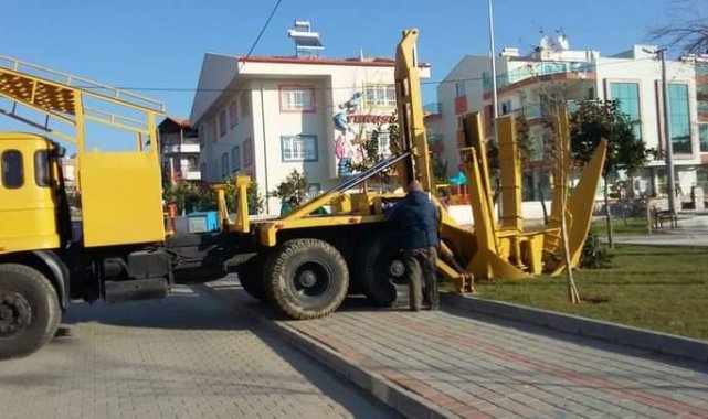 Kuşadası Belediyesi 547 ağacı kesilmekten kurtardı