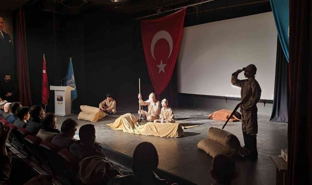 Kuşadası Ülkü Ocakları'ndan tiyatro gösterisi