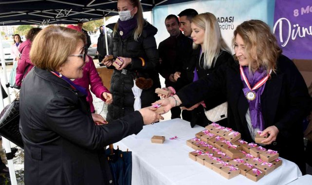 Kuşadası'nda coşkulu 8 Mart kutlaması