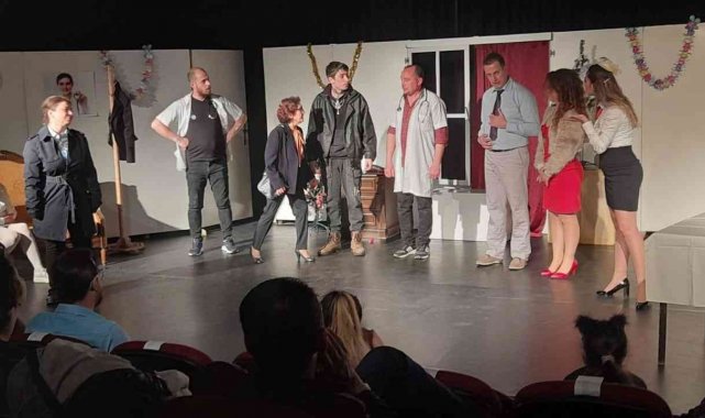 Kuşadası&#039;ndan &#039;Yaşasın Tiyatro&#039; sesleri yükseldi