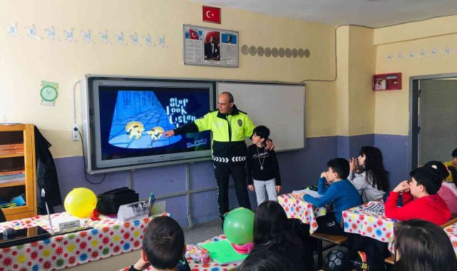 Kütahya polisinden öğrencilere temel trafik eğitimi