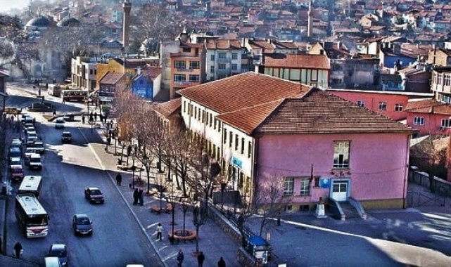 Kütahya'da 1937 yılında yapılan 30 Ağustos Ortaokulu binası yıkılıyor