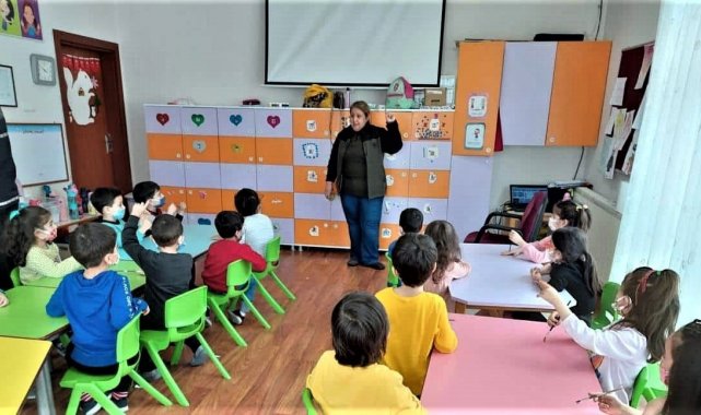 Kütahya&#039;da anaokulunda kozalak boyama etkinliği