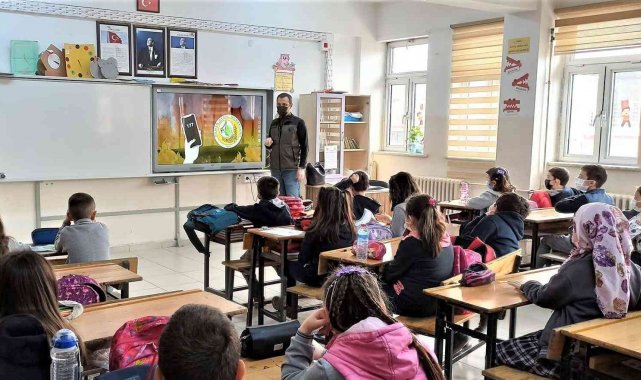 Kütahya'da öğrencilere ağaç dikmenin önemi anlatılıyor