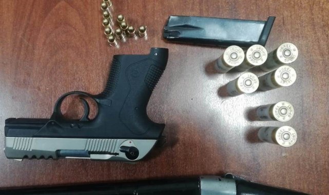 Kütahya&#039;da &quot;dur&quot; ihtarına uymayan araçta silah ele geçirildi