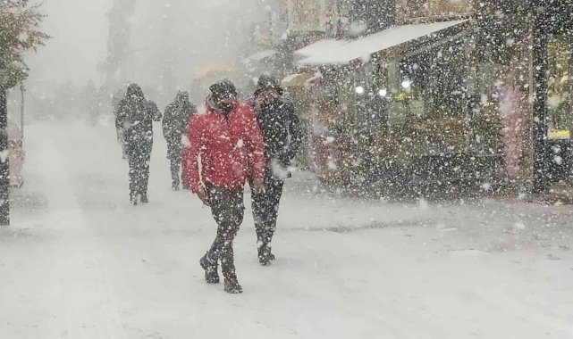 Kütahya'daki kar fırtınasında göz gözü görmedi