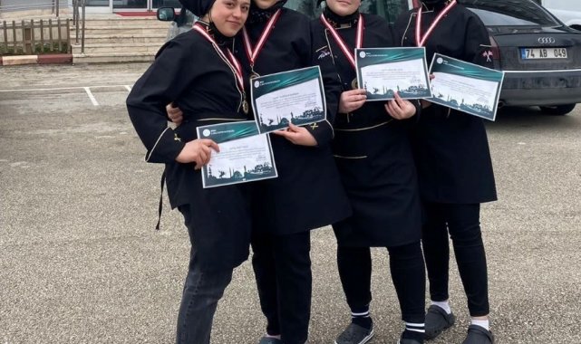 Kütahyalı öğrenciler yemek yarışmasında gümüş madalya aldı