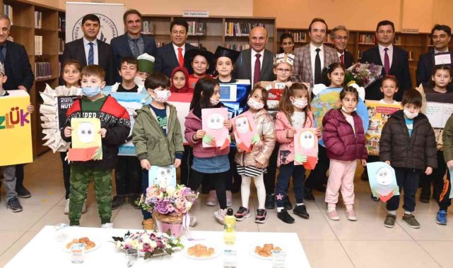 Kütüphanede coşkulu kutlama