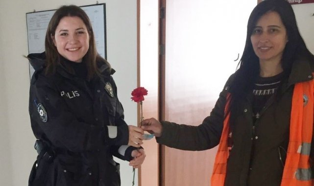 Kuyucak'ta Kadınlar Günü karanfillerle kutlandı