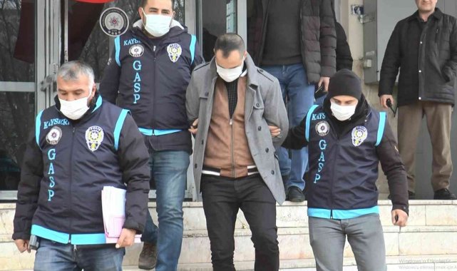 Kuyumcuda dehşet: Sarrafı boynundan bıçakladı, bileziği çalıp kaçtı