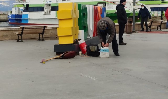 Laf atma tartışmasında sokak sanatçısının sazı kırıldı