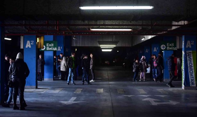Lviv'de halk, sirenler sonrası AVM otoparkına sığındı