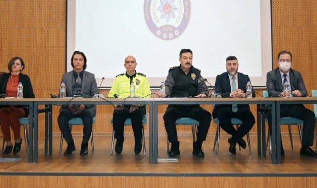 Mahallelerde huzur ve güvenin arttırılması için polisler muhtarlarla bir araya geldi
