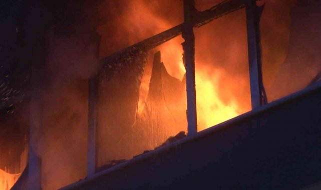 Maltepe'de 3 kişinin yaşadığı ev yandı, vatandaşlar sosyal medyada canlı yayın yaptı