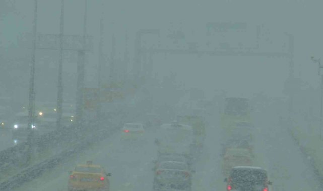 Maltepe'de ani başlayan kar yağısı sise neden oldu, E-5'te sürücüler ilerlemekte zorlandı